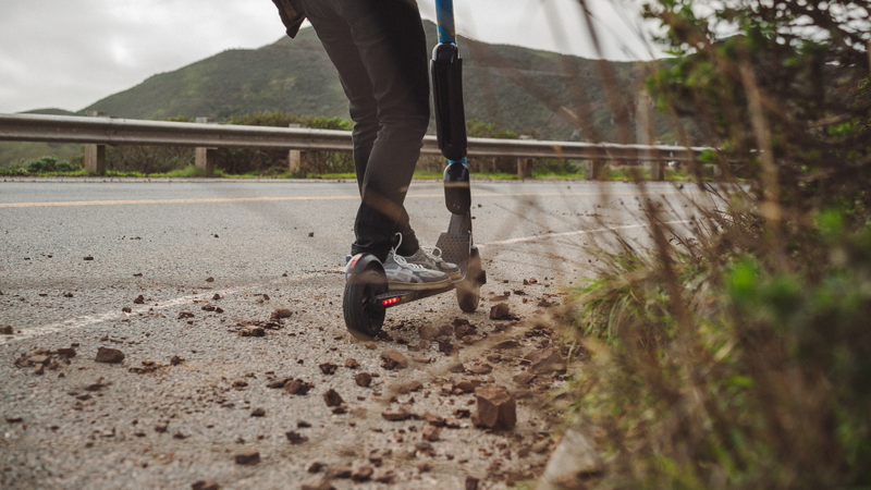 Conducir fuera de la zona de servicio de los patinetes eléctricos no siempre significa que encontrarás caminos aptos para viajar.